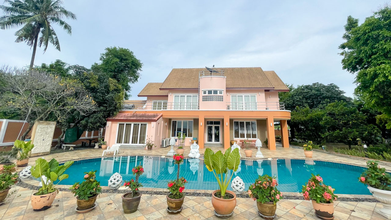 Seaside Pool Villa for Sale in Pattaya 5Br 5Ba 374sqw 400sqm